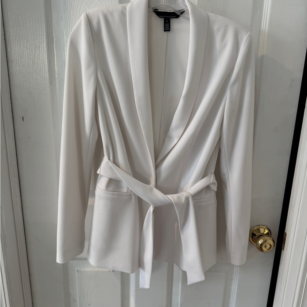White House Black Market White Blazer with Belt Sz 0, like new